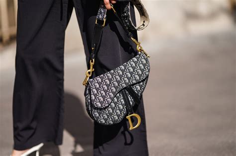 sella dior dimensioni|Saddle bag, la storia dell'iconica borsa Dior .